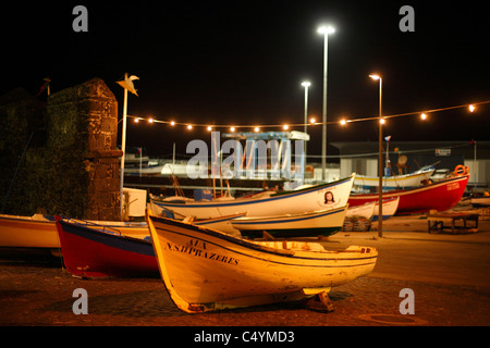 Fischerboote im Hafen von Vila Franca do Campo, in der Nacht. Insel Sao Miguel, Azoren, Portugal. Stockfoto