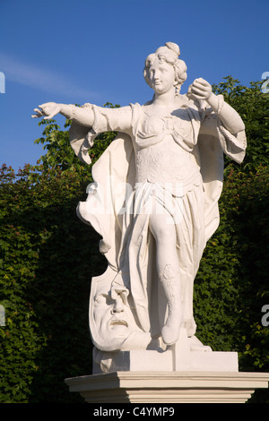 Wien - die Statue von Melpomene - Muse der Tragödie, mit einer tragischen Maske in den Gärten des Palastes Belvedere von Giovanni Stanetti (1663-1726) Stockfoto