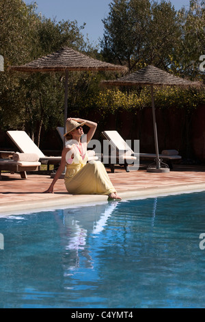 Genießen Sie die Sonne am Pool. Kasbah Bab Ourika, Marokko. Stockfoto