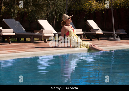 Genießen Sie die Sonne am Pool. Kasbah Bab Ourika, Marokko. Stockfoto