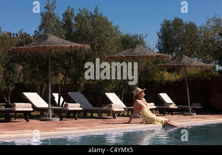 Genießen Sie die Sonne am Pool. Kasbah Bab Ourika, Marokko. Stockfoto