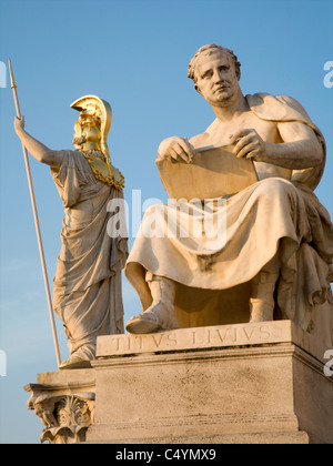 Wien - Historiker Titus Livius Statue für das Parlament im Morgenlicht Stockfoto