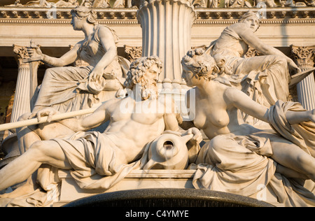 Pallas Athene-Brunnen für das Parlament in Wien im Morgenlicht Stockfoto