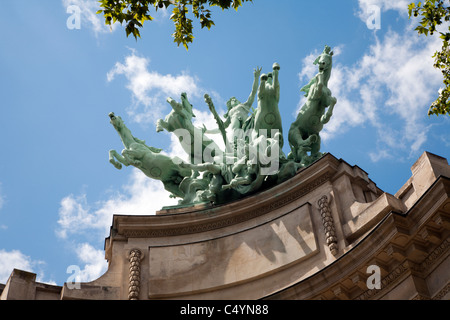 Paris - Statue von Grand Palais - L' Immortalite Devancant le Temps von Georges Recipon Stockfoto