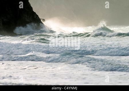 Wellen, die gegen Cornish Klippen Stockfoto