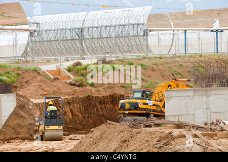 Männer arbeiten auf Andasol Solarkraftwerk, Spanien, die weltweit erste und größte solar thermische Parabolrinnen-Kraftwerk. Stockfoto