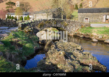 Watendlath, Cumbria, England, UK. Malerische alte Lastesel Brücke über Watendlath Beck in den Lake District National Park Stockfoto