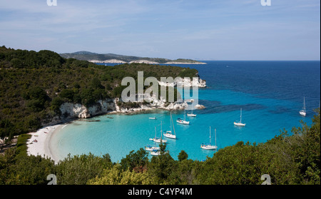Voutoumi Bucht mit seinem kristallklaren blauen Wasser. AntiPaxos, Griechenland. Stockfoto