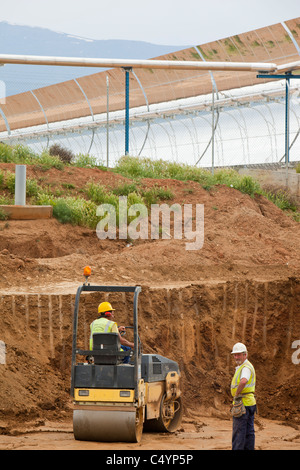 Männer arbeiten auf Andasol Solarkraftwerk, Spanien, die weltweit erste und größte solar thermische Parabolrinnen-Kraftwerk. Stockfoto