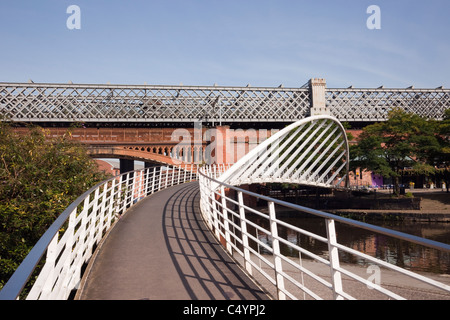 Castlefield Urban Heritage Park, Manchester, England, UK. Händler Brücke Fußgängerbrücke über der Bridgewater Canal Stockfoto