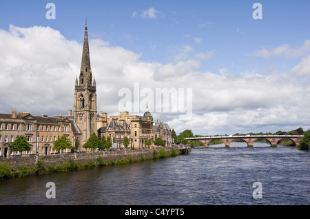 Blick über den Fluss Tay zum Waterfront Gebäude St. Matthew's Church und Smeaton's Bridge. Perth, Schottland, Großbritannien, Großbritannien. Stockfoto