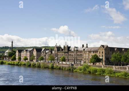 Blick über Fluss Tay Waterfront Gebäude und Fergusson Gallery. Perth, Perthshire, Schottland, Großbritannien Stockfoto