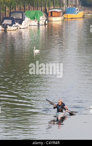 Am frühen Morgen, Kanuten auf der Themse bei Teddington während der jährlichen Devizes Westminster internationale Kanu-Rennen Stockfoto