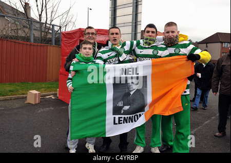 Celtic-Fans kommen im Hampden Park für den Scottish League Cup Finale gegen die Glasgow Rangers in 2011 Stockfoto