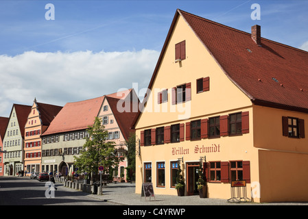 Traditionellen deutschen Architektur in der mittelalterlichen Altstadt an der romantischen Straße in Dinkelsbühl, Bayern, Deutschland. Stockfoto
