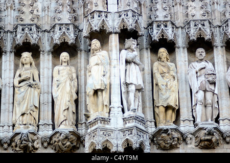 Figuren schnitzt auf die mittelalterlichen Gebäude des Grand-Place in Brüssel Stockfoto