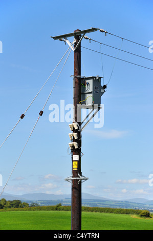 Mast montiert Strom Transformator und Overhead Stromleitungen. Kirkby Thore, Cumbria, England, Vereinigtes Königreich, Europa. Stockfoto