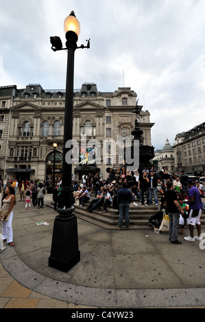 Touristen am Piccadilly Circus, London Stockfoto