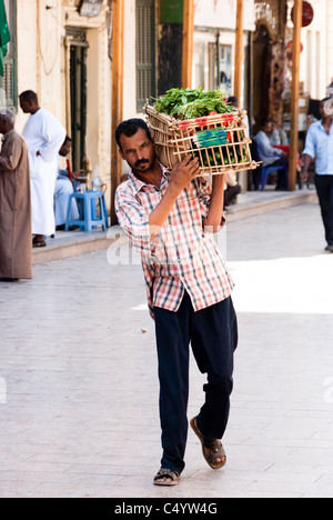 Mann mit einem Korb voll mit Gemüse - Assuan, Oberägypten Stockfoto