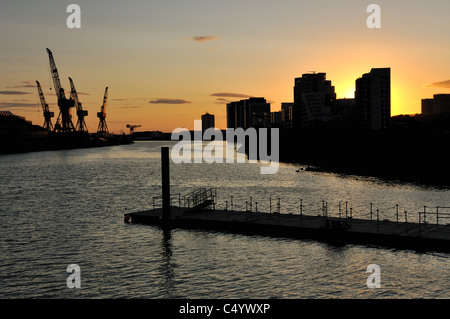 Sonnenuntergang in Glasgow erfüllten Gebäude und Kräne am Horizont Stockfoto