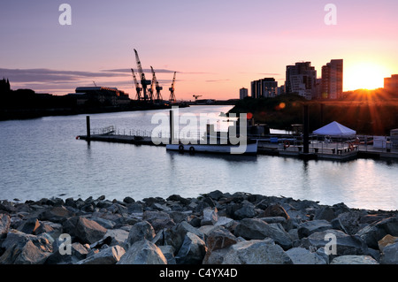 Sonnenuntergang in Glasgow erfüllten Gebäude und Kräne am Horizont Stockfoto