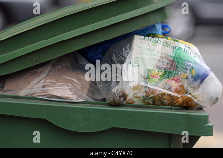 Eine Nahaufnahme von einem Wheelie bin voller Müll Stockfoto