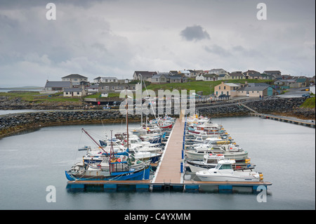 Die Bootsliegeplätze am Hafen von Hamnavoe, Shetland-Inseln. SCO 7370 Stockfoto