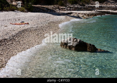 Die ruhigen Gewässer von Kamini Strand. Paxos, Griechenland. Stockfoto