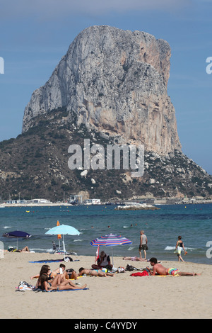 Strand in Calpe und Blick auf den Felsen Peñón de Ifach Stockfoto