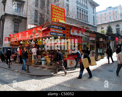 Türkei Istanbul Sultanahmet Altstadt Rollen Grill Döner Kebab. Bunte Dekoration Stockfoto