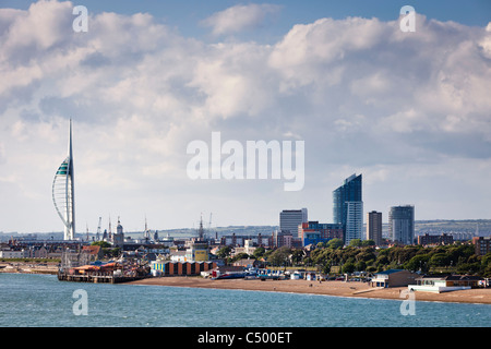 Portsmouth Harbour England UK mit Spinnaker Tower und Vergnügungspark in Southsea Stockfoto