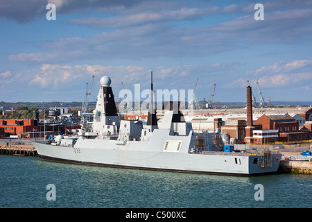 HMS Daring vertäut in Portsmouth Harbour England UK Stockfoto