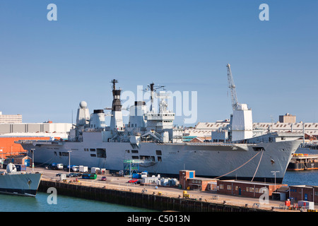 HMS Ark Royal stillgelegt und vertäut in Portsmouth Harbour, England, Großbritannien - 2011 Stockfoto