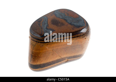 Ausschnitt von einem Tiger Eye Edelstein auf weißem Hintergrund Stockfoto