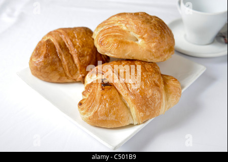 Eine Platte mit drei croissants Stockfoto