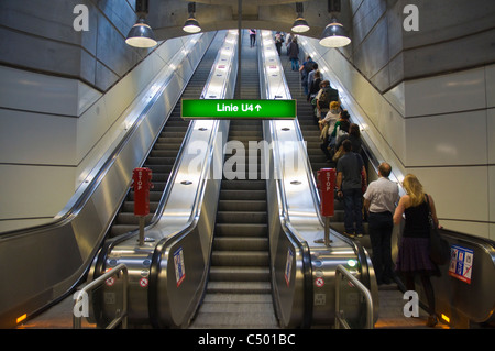 Rolltreppen, U-Bahn-Linie 4 Vienna Austria zentrale Mitteleuropa Stockfoto