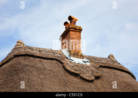 Strohdach detail und Kamin in einem kleinen alten Haus England Großbritannien Stockfoto