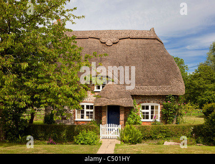 Winzige alte strohgedeckte Hütte im hübschen ländlichen Dorf Tarrant Monkton, Dorset, England, Großbritannien Stockfoto