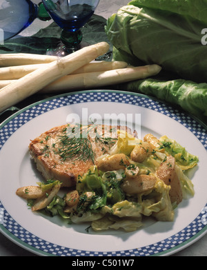 Spitz - Spargel - Kohlgemüse mit gebratenen Filet vom Rotbarsch Stockfoto