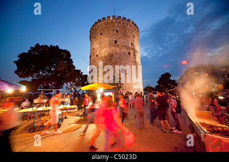 einen anstrengenden Abend am beleuchteten weißen Turm, Wahrzeichen der Stadt Thessaloniki, Makedonien, Griechenland Stockfoto