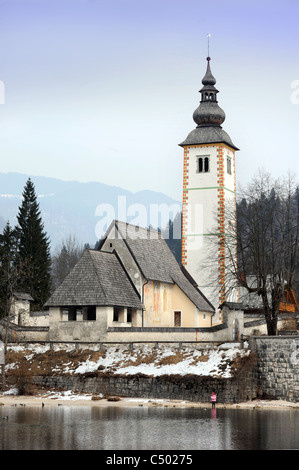 Die Kirche von St. Johannes der Täufer auf der Ostseite des See von Bohinj im slowenischen Triglav Nationalpark Stockfoto