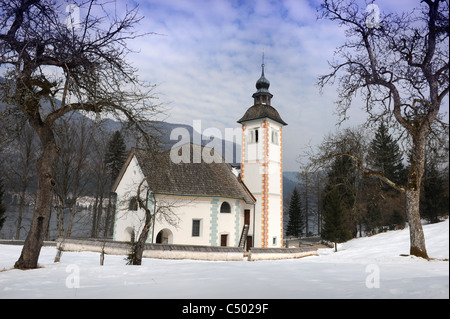 Die Kirche des Heiligen Geistes auf der Südseite des Bohinj-See im slowenischen Triglav Nationalpark Stockfoto