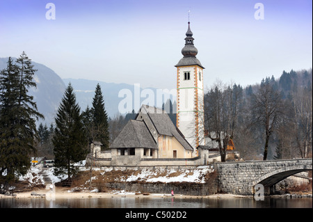 Die Kirche von St. Johannes der Täufer auf der Ostseite des See von Bohinj im slowenischen Triglav Nationalpark Stockfoto