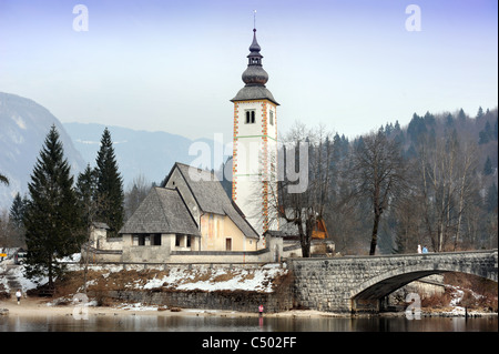 Die Kirche von St. Johannes der Täufer auf der Ostseite des See von Bohinj im slowenischen Triglav Nationalpark Stockfoto