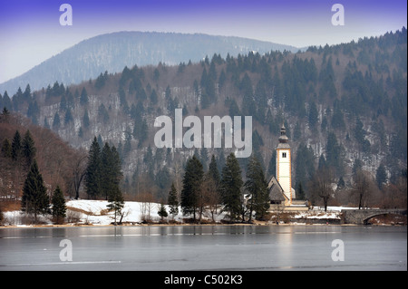 Die Kirche von St. Johannes der Täufer auf der Ostseite des See von Bohinj im slowenischen Triglav Nationalpark Stockfoto