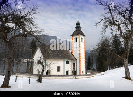 Die Kirche des Heiligen Geistes auf der Südseite des Bohinj-See im slowenischen Triglav Nationalpark Stockfoto