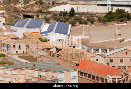 Photovoltaik-Module auf einem Dach in Sax, Mercia, Spanien. Stockfoto