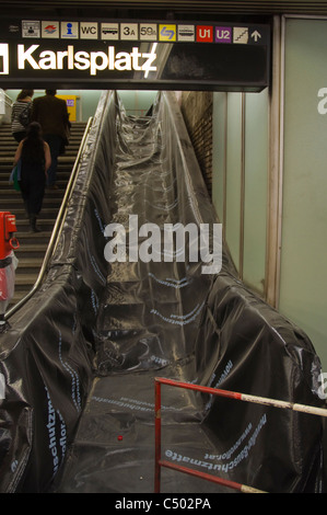 Rolltreppe im Prozess wird repariert u-Bahnstation Karlsplatz Vienna Austria Mitteleuropa Stockfoto