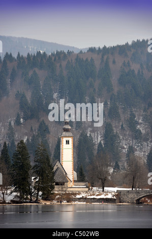 Die Kirche von St. Johannes der Täufer auf der Ostseite des See von Bohinj im slowenischen Triglav Nationalpark Stockfoto