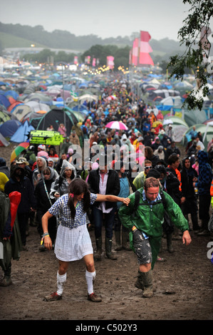 Camper-Kopf auf den Bühnen auf einem nassen Freitagabend im Schlamm auf dem Glastonbury Festival 2011 Stockfoto